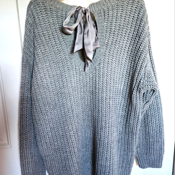 TORRID PLUS SIZE CABLE KNIT PULLOVER WITH KEYHOLE BACK WITH RIBBON TIE- SIZE 00 - Picture 6 of 8